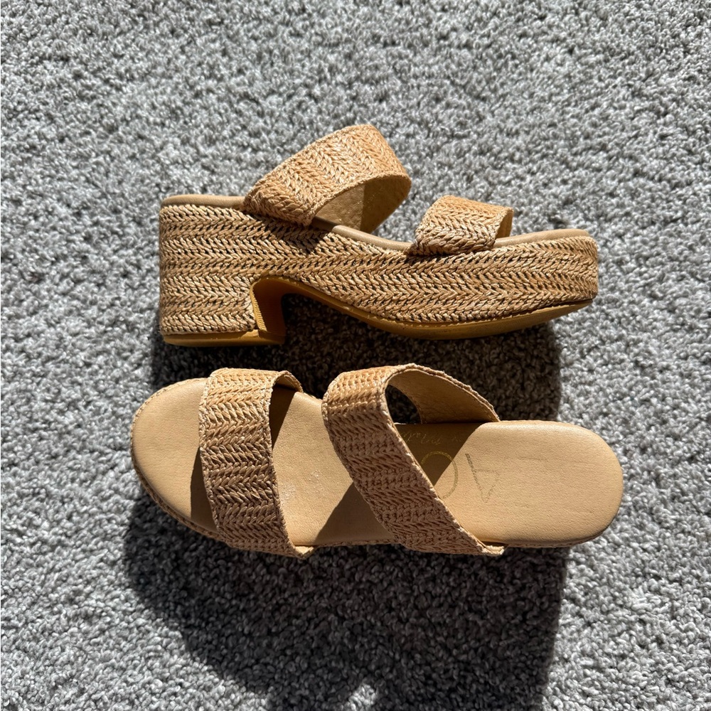 Stylish Tan Woven Platform Sandals - Picture 2 of 3